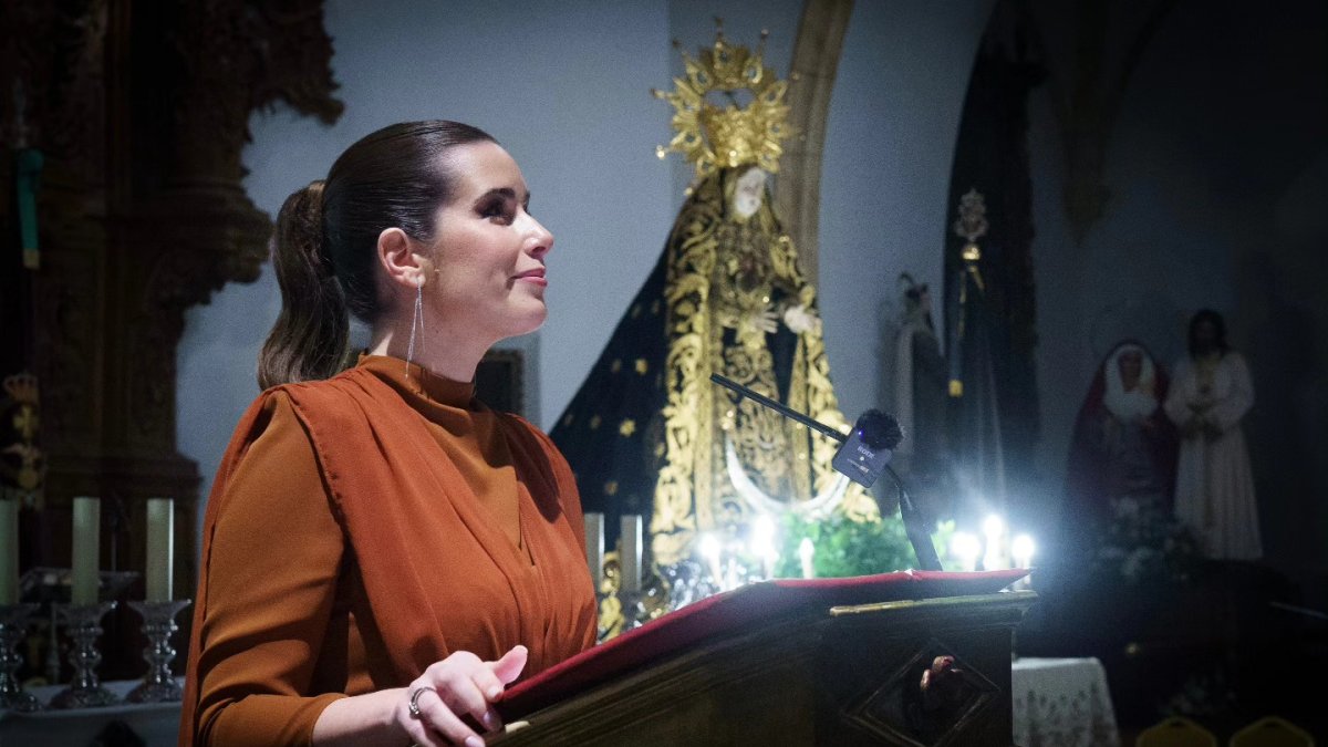 Juncal de Haro Cortizo durante su pregón de la Semana Santa de Vera 2026.