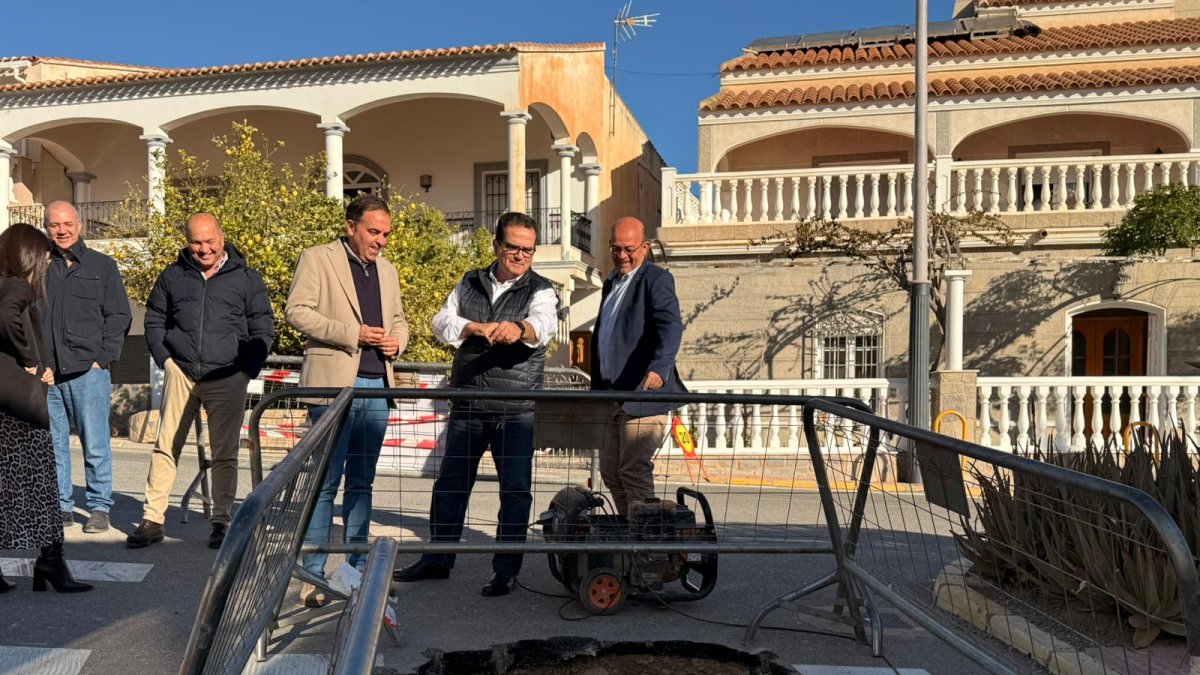 El diputado de Fomento, Infraestructuras, Vertebración del Territorio y Agua, Antonio J. Rodríguez, y el alcalde de Antas, Pedro Ridao, visitan la zona