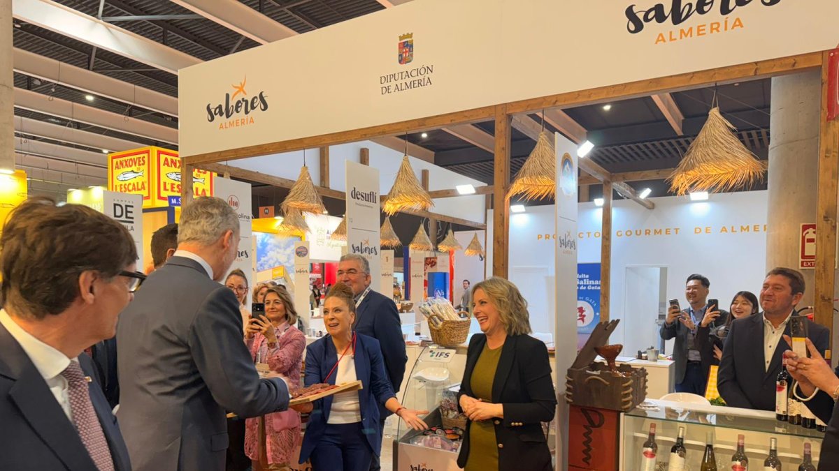 Su Majestad el rey Felipe visitando el stand de Sabores Almería.