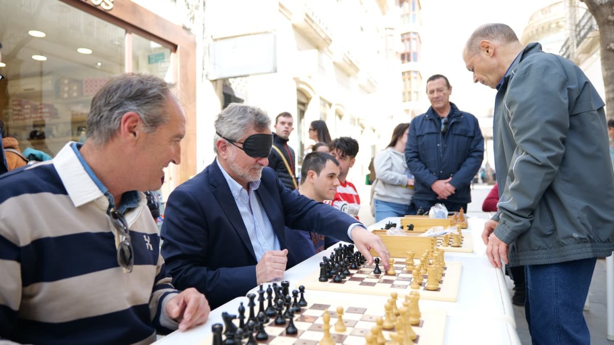 Ángel Escobar comprueba las sensaciones y experiencias que viven las personas ciegas al jugar al ajedrez