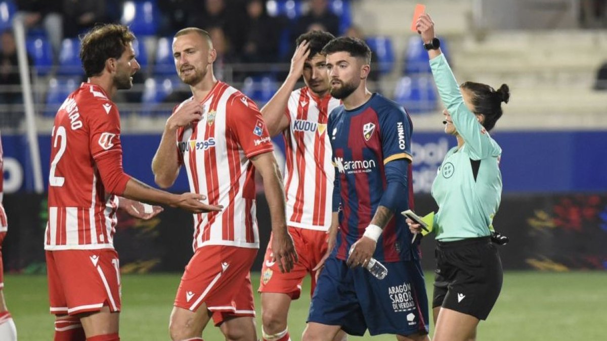 Momento de la expulsión de Leo Baptistao en Huesca.