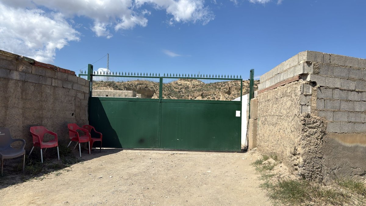 Entrada al cortijo en el que ha tenido lugar el tiroteo.