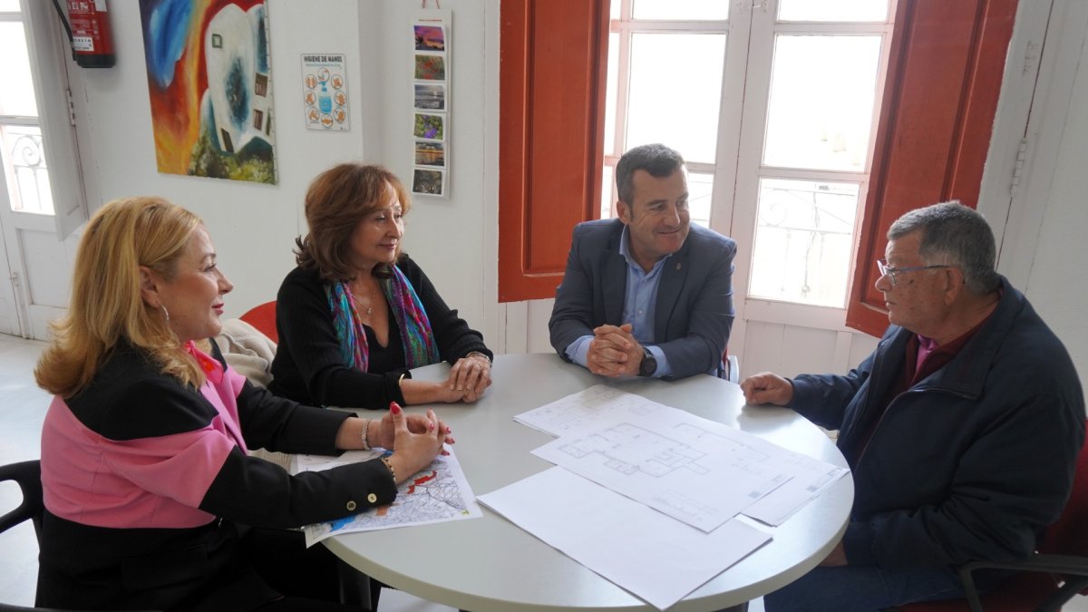 Los elementos más importantes del proyecto han sido presentados al presidente de la Asociación de Mayores 'Castillo de San Andrés'