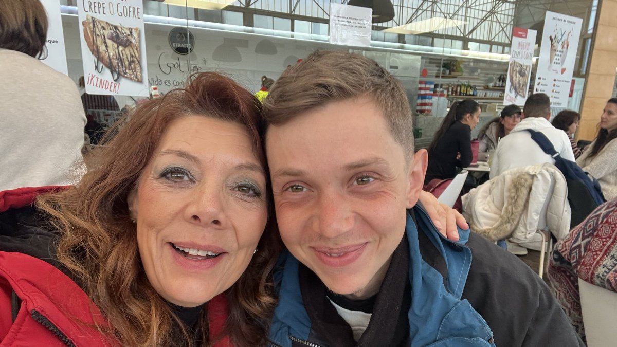 Imagen compartida por la periodista Charo Rodríguez junto a su hijo Manuel.