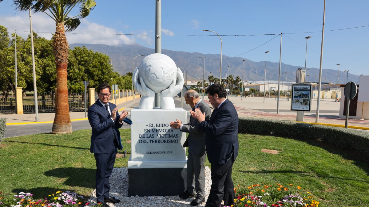 Inauguración del monolito.