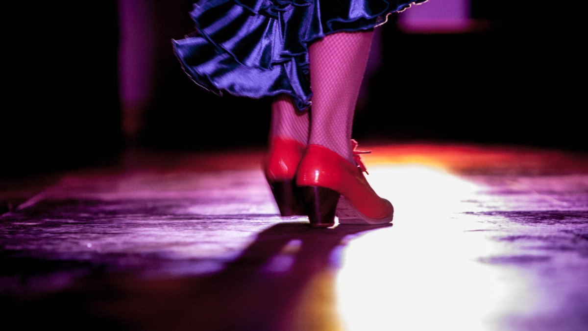 Por qué no aprendemos de niños a tocar las palmas, bailar, cantar o tocar la guitarra.