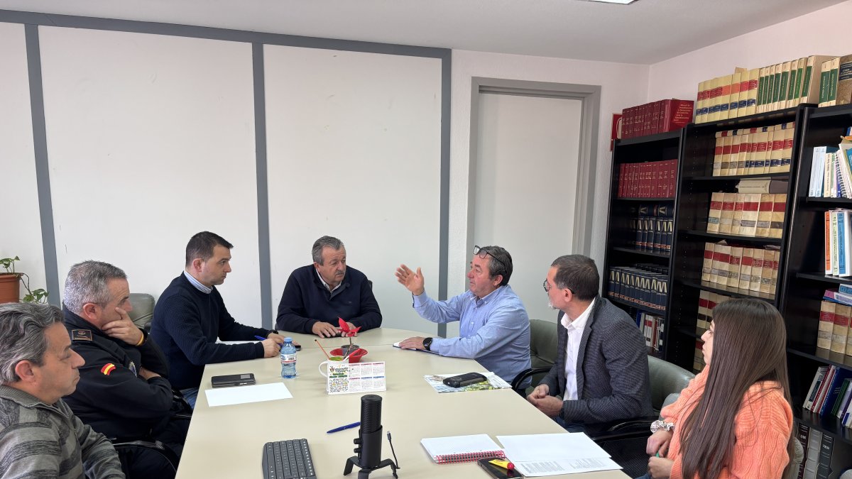 Reunión en el Ayuntamiento de Pulpí para reforzar las medidas de prevención frente a los mosquitos.