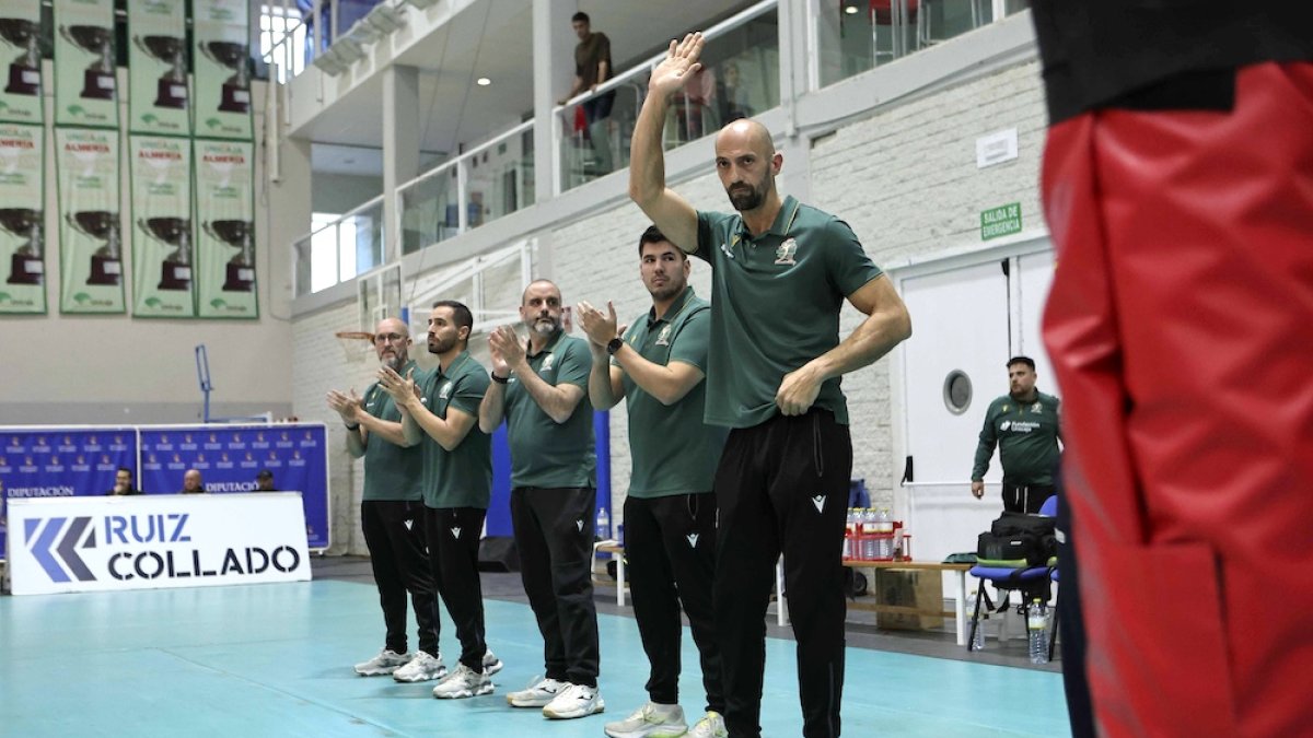 Israel Rodríguez no mira otros pabellones.