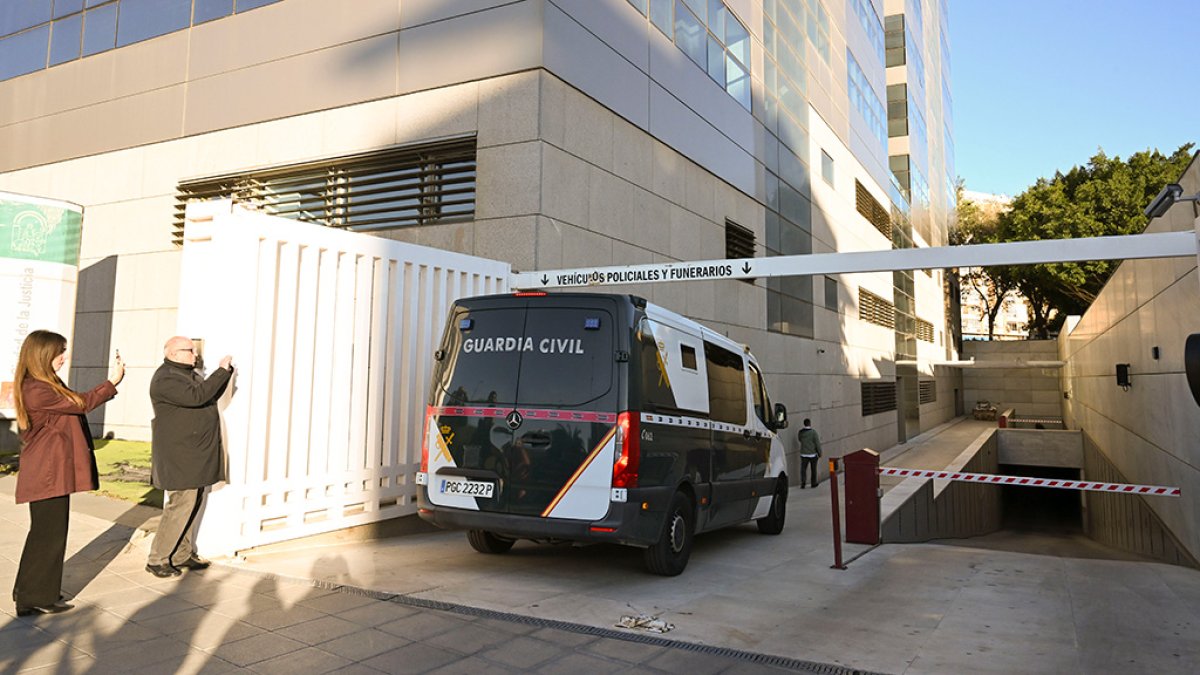 Vehículo de la Guardia Civil durante las actuaciones del Caso Mascarillas el pasado mes de noviembre.