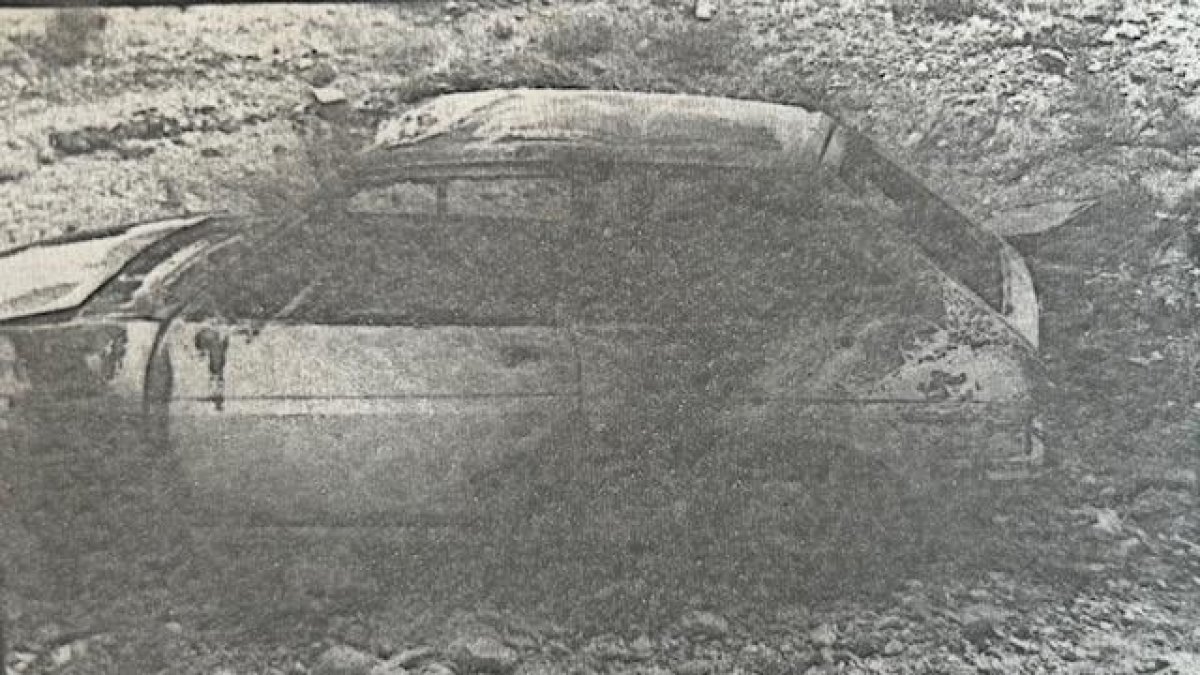 Ford Fiesta calcinado que ofrecemos por vez primera en la carretera de Gérgal (10 de mayo de 1981).