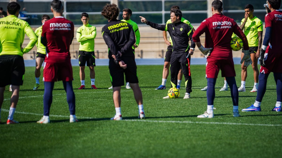 El técnico rojiblanco dando instrucciones en el Anexo del Estadio de los Juegos Mediterráneos en la semana previa del partido de la 32ª jornada.