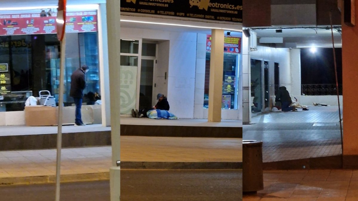 Personas sin hogar en los soportales de Blas Infante.