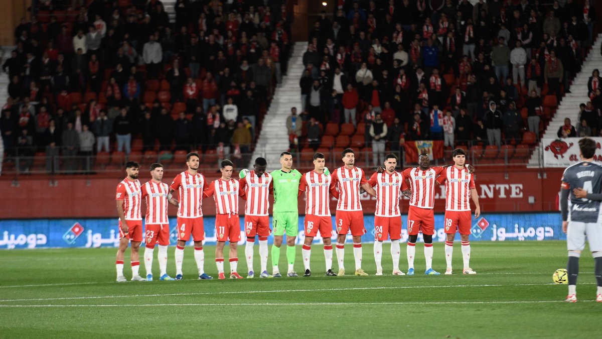 Los que salen y los que se quedan en el banquillo miran la Primera.