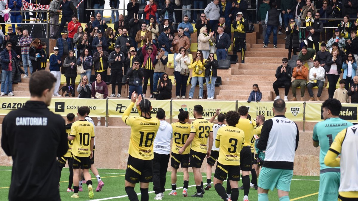 Imagen de archivo - Los jugadores del Cantoria FC celebrando junto a la afición.