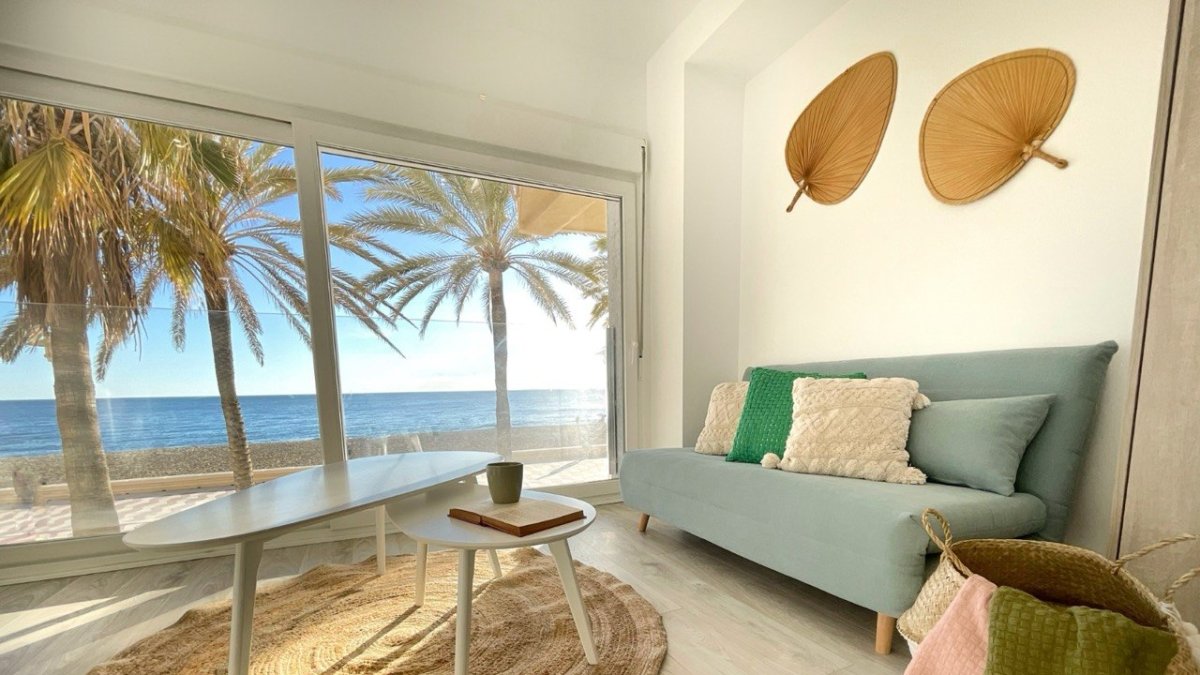 Uno de los apartamentos de Kaleria Suites en El Zapillo, con vistas directas al mar y en primera línea de playa.