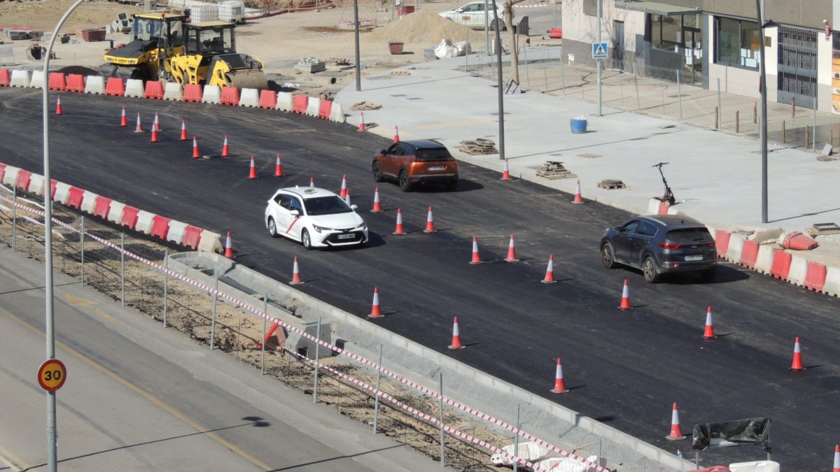 A partir de las 16:30 horas de este miércoles los vehículos ya podían circular por el nuevo tramo de la Avenida del Mediterráneo.