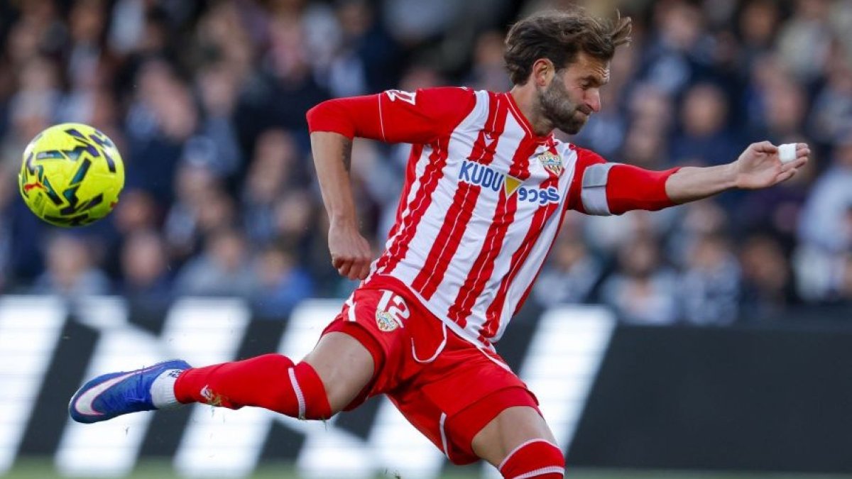 Leo Baptistao en una jugada del Castellón-Almería.