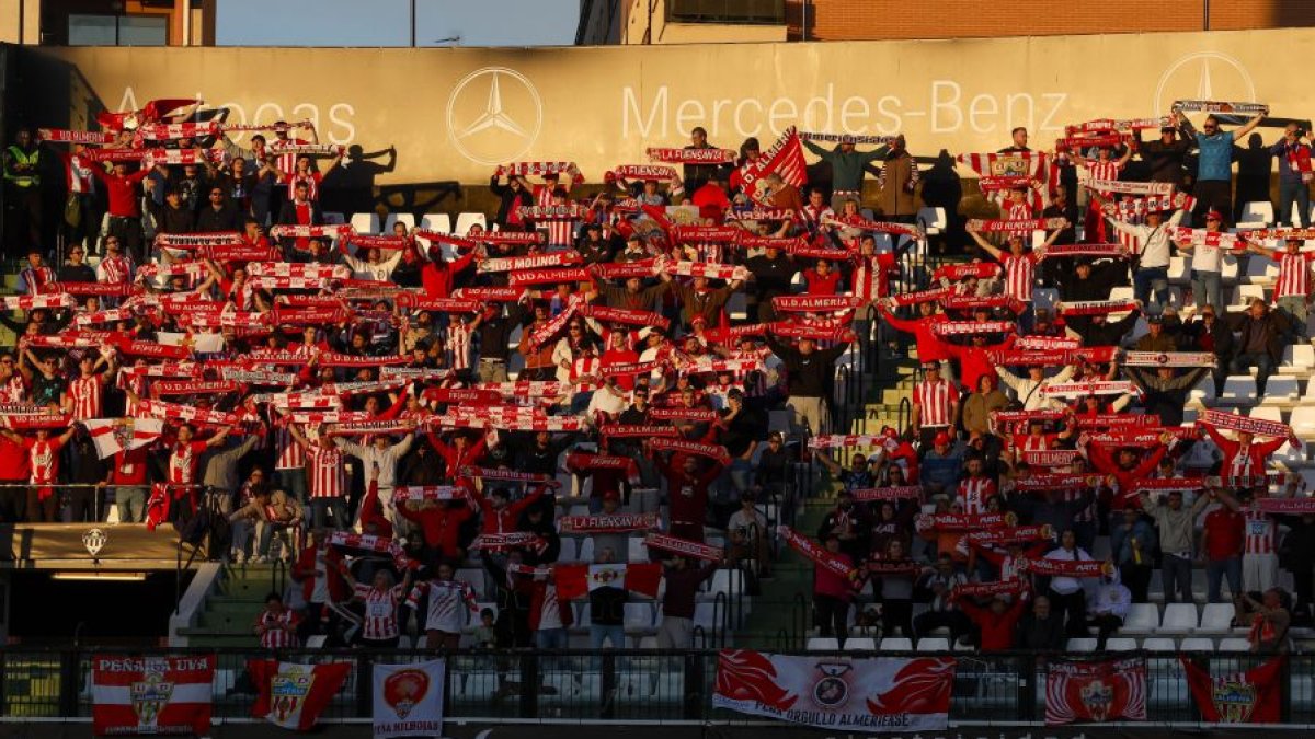 Aficionados del Almería en Castalia.