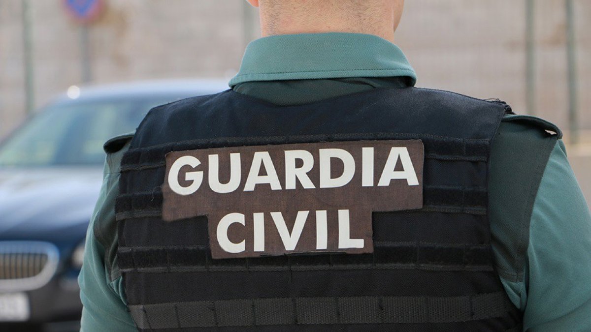 Archivo - Un agente de la Guardia Civil, de espaldas.