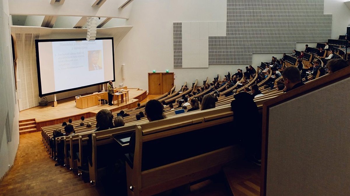 Archivo - Imagen de una clase impartida en un aula universitaria.
