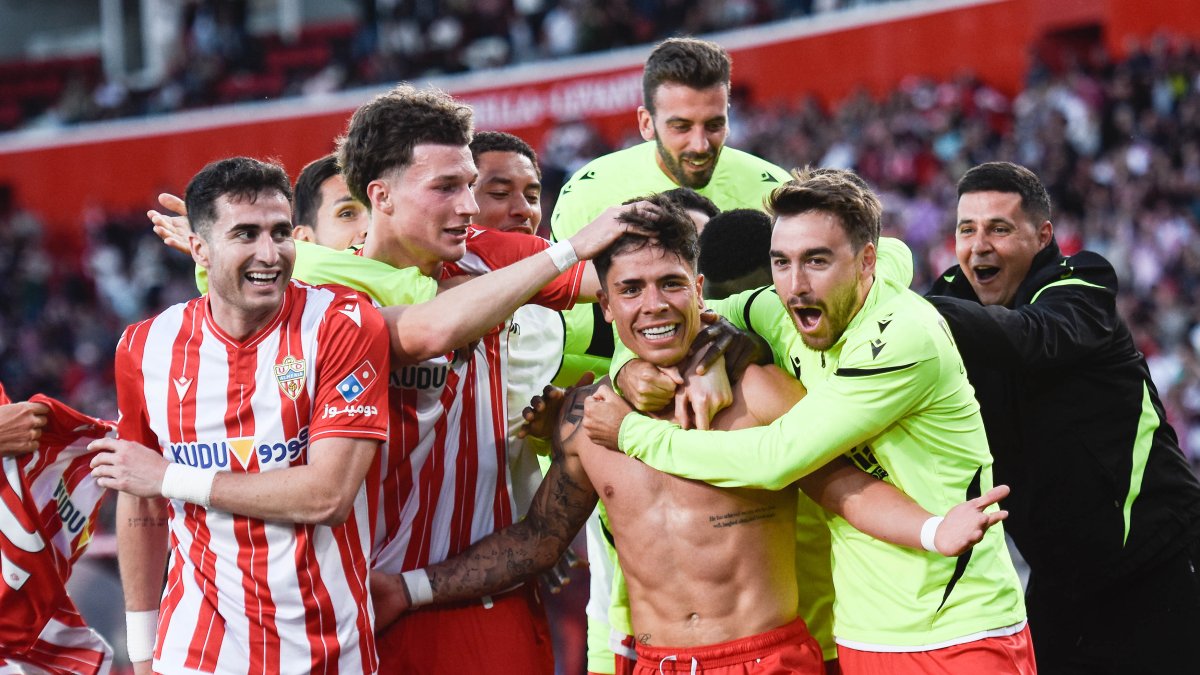 Locura total con el gol de Nico Melamed en tiempo de descuento. El Almería se coloca segundo con 61 puntos.