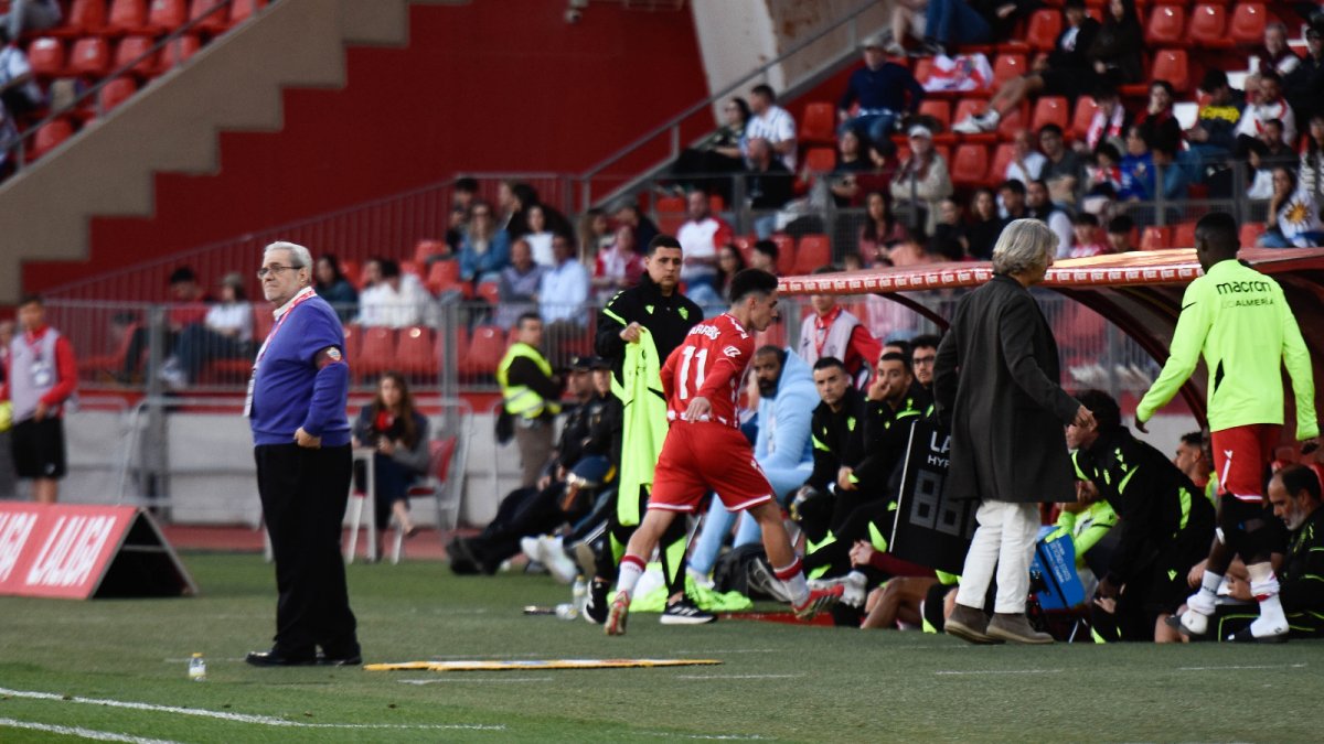 Sergio Arribas salió caliente del campo y agudizó las protestas al banquillo.