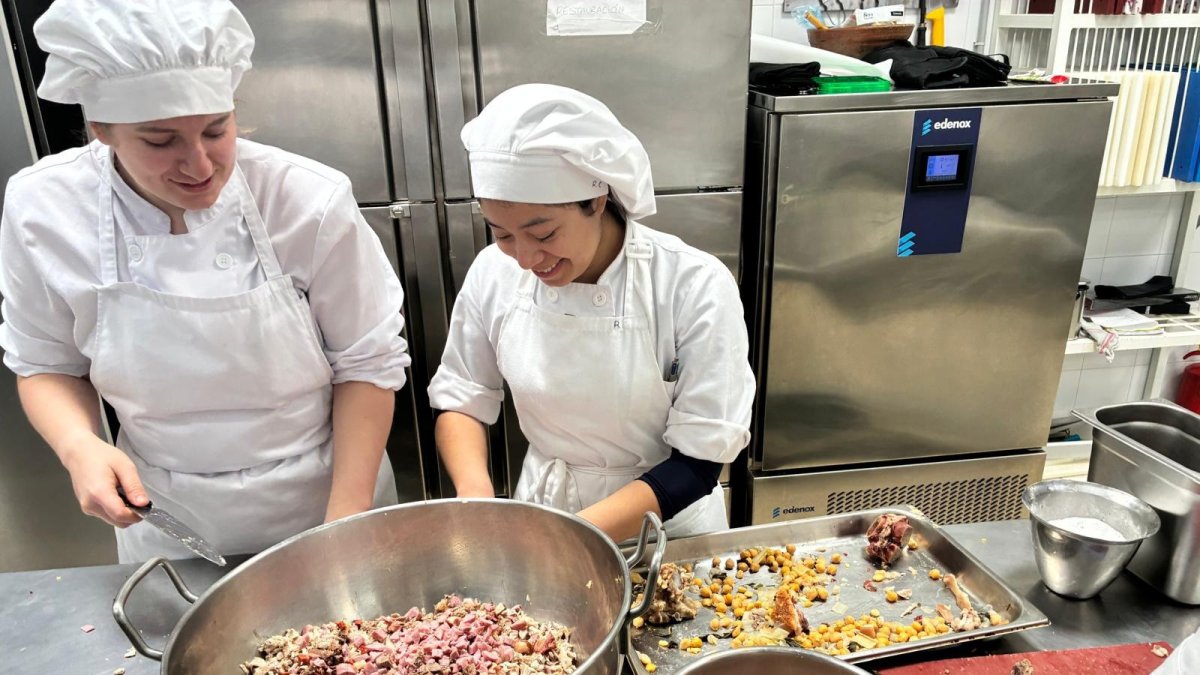 Alumnado de Formación Profesional durante una práctica de cocina en un centro educativo de la provincia de Almería.