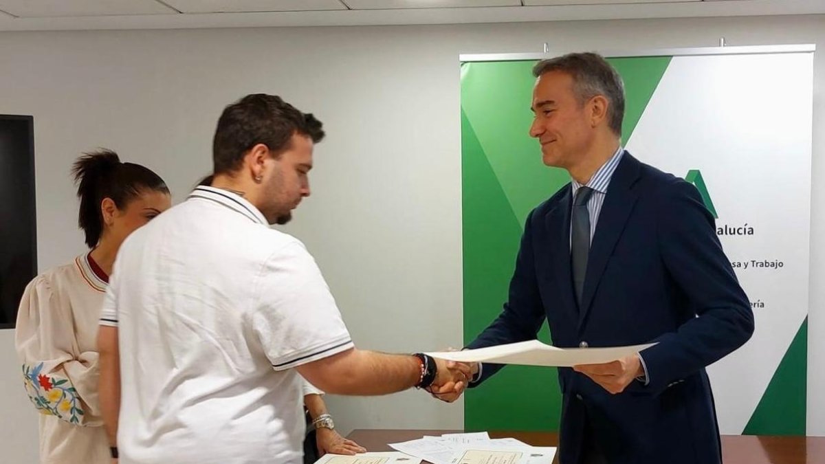El delegado de Empleo entrega una de las ayudas