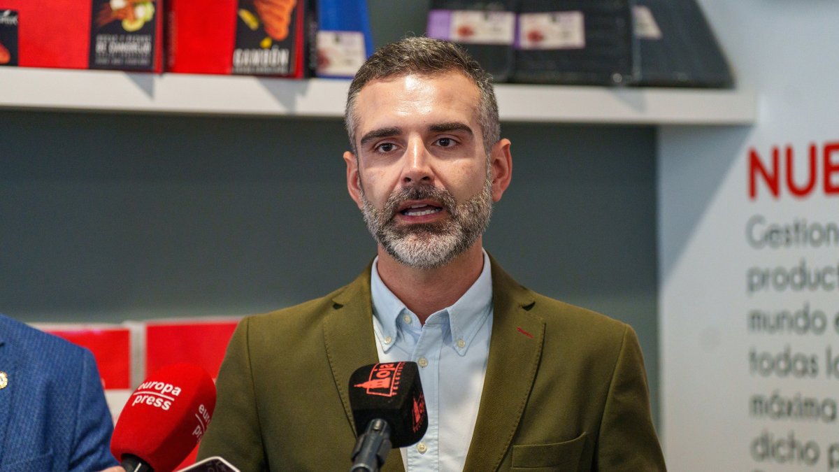 El consejero de Agricultura, Pesca, Agua y Desarrollo Rural, Ramón Fernández-Pacheco