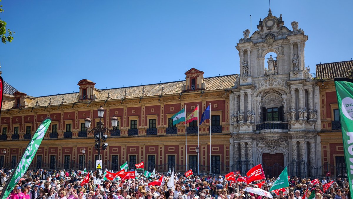 Imágenes de la manifestación de las Mareas Blancas por las calles de Sevilla. A 12 de abril de 2026 en Sevilla, Andalucía (España).