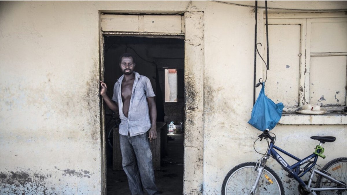 Un inmigrante subsahariano en un poblado de Níjar.