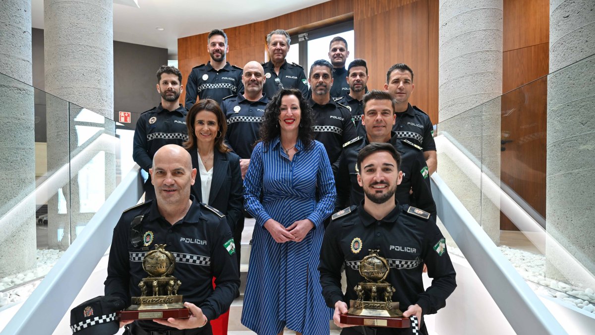 Equipo de fútbol 7 de la Policía Local de Almería junto a la alcaldesa de la ciudad.
