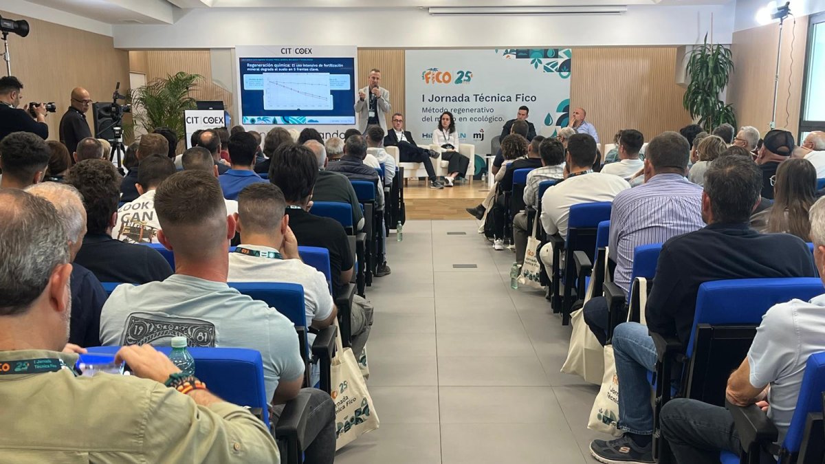 Durante la jornada se han tratado aspectos clave como la fertilidad y la vida del suelo, el equilibro entre el clima, riego y nutrición o el control biológico.