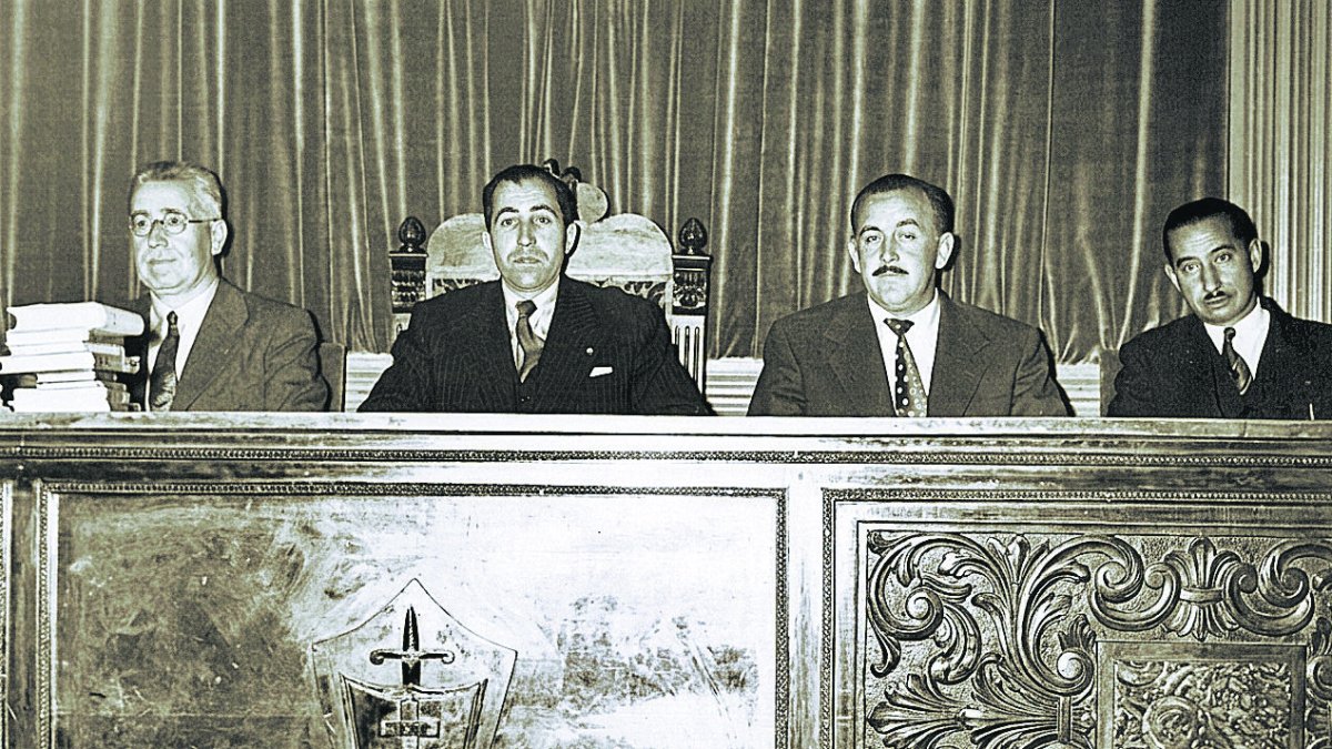 En la silla presidencial el querido y recordado profesor de Matemáticas del instituto don Francisco Saiz Sanz, que no se libro del típico mote de los alumnos. Lo conocían como ‘el matraca