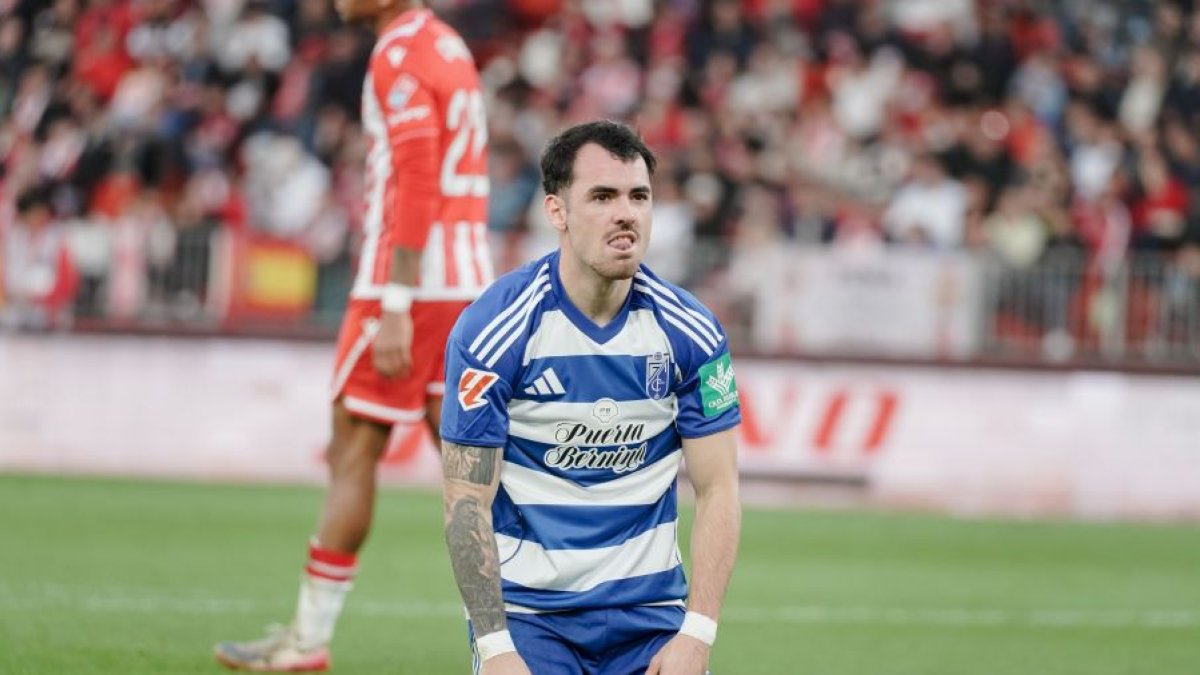 Álex Sola de rodillas en Almería tras la derrota del Granada (3-2).