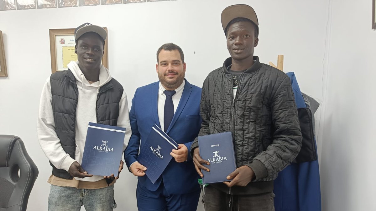 Pape Diuf (a la derecha) junto a su abogado Antonio Manuel Sánchez Lorenzo y su amigo Abdoulaye.