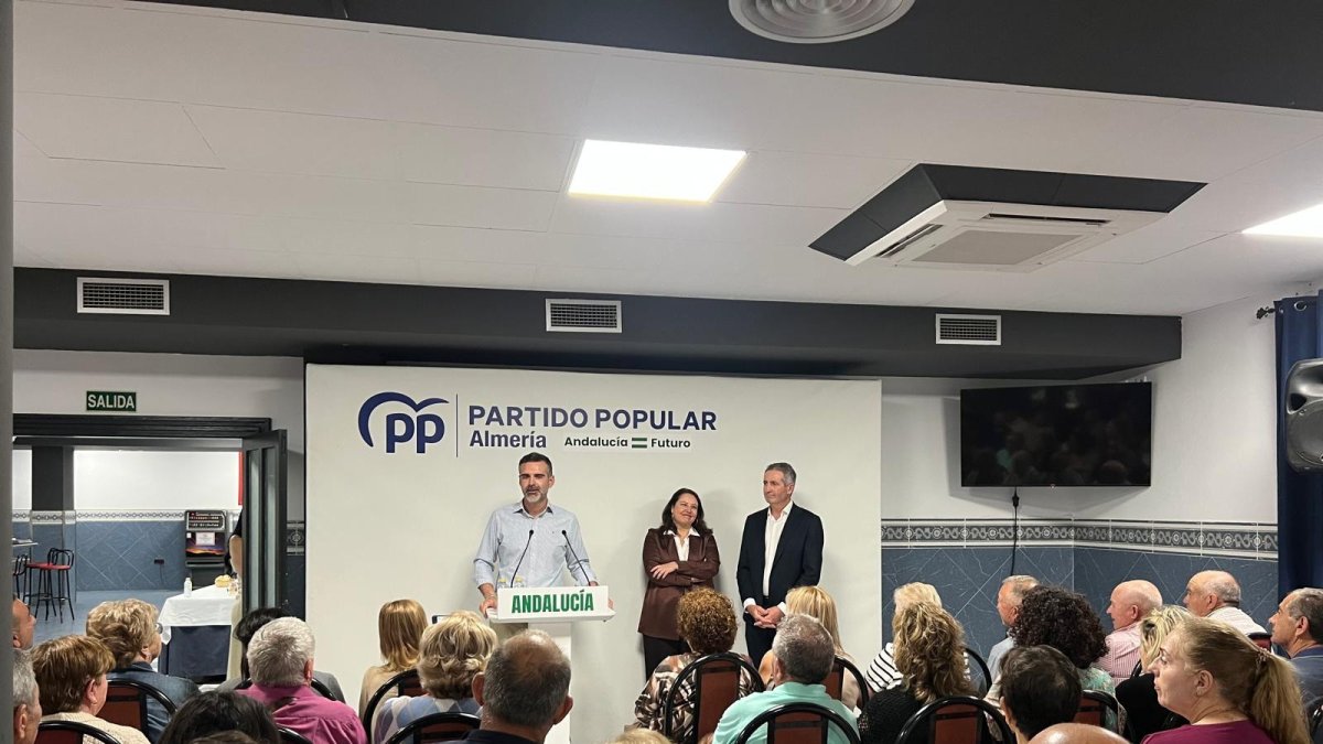 El candidato del PP de Almería al Parlamento andaluz, Ramón Fernández-Pacheco; la eurodiputada Carmen Crespo y el portavoz del PP en Vícar, José Manuel Manzano, durante un encuentro con agricultores en el municipio de Vícar.