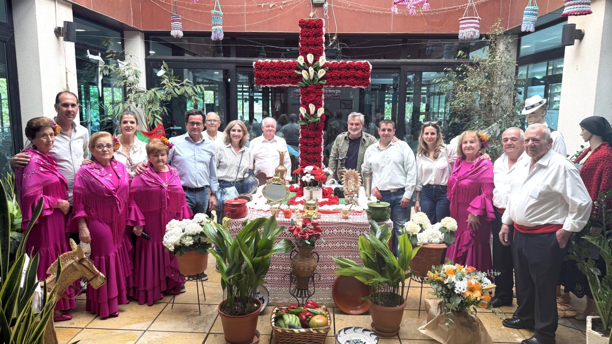 Cruz de Mayo del Club de la Tercera Edad de Santa María del Águila.