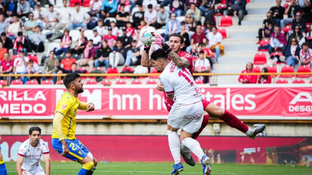 Victor Aznar se ha consolidado en LaLiga como portero del Cádiz.