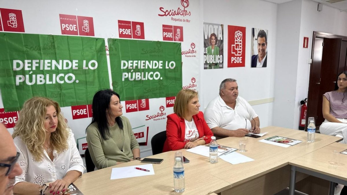 La secretaria de Igualdad del PSOE, Pilar Bernabé, participa en un encuentro sectorial con camareras de piso en la Casa del Pueblo del PSOE de Roquetas de Mar (Almería).