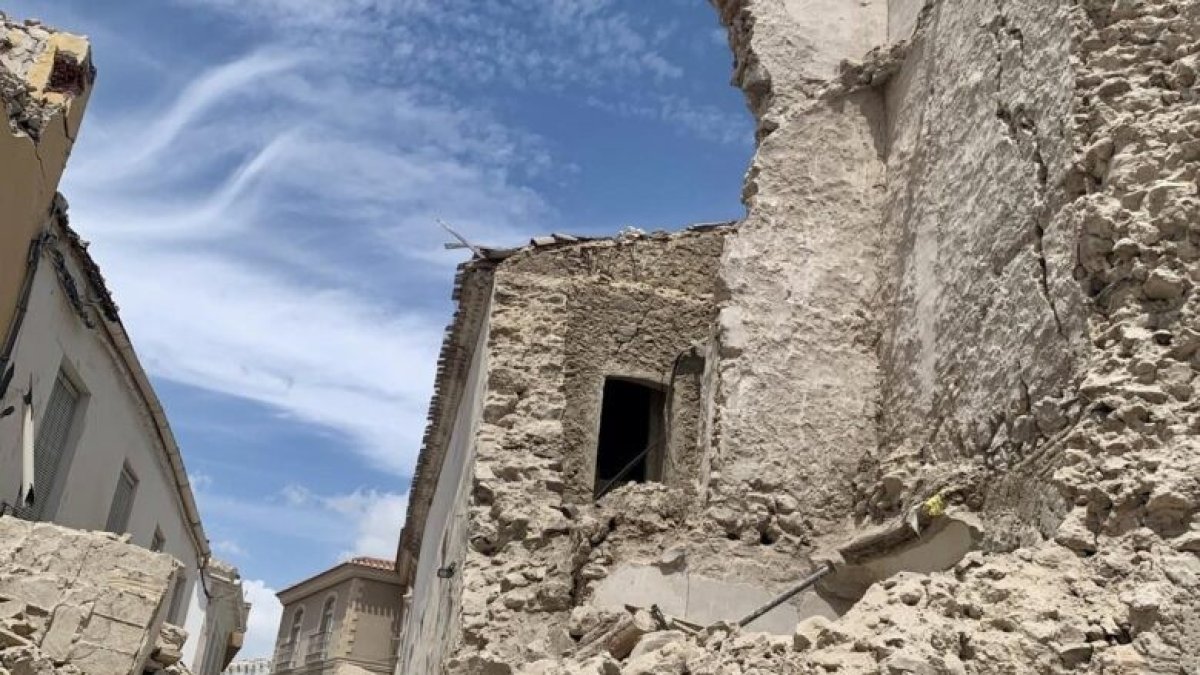 Estado de la torre de la iglesia-convento de San Francisco de Cuevas del Almanzora (Almería) tras la demolición parcial.