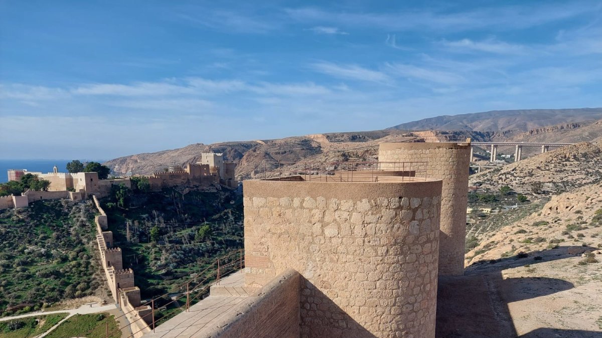Archivo - Muralla del cerro de San Cristóbal tras su restauración.