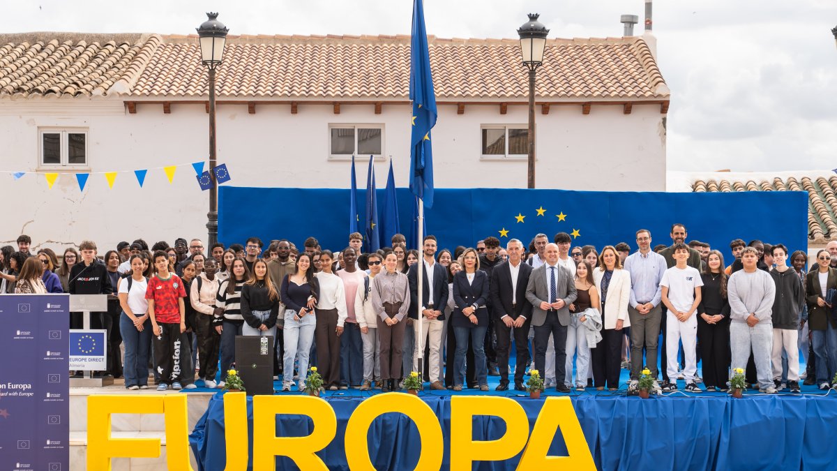Foto de familia en la celebración del Día de Europa en Purchena.