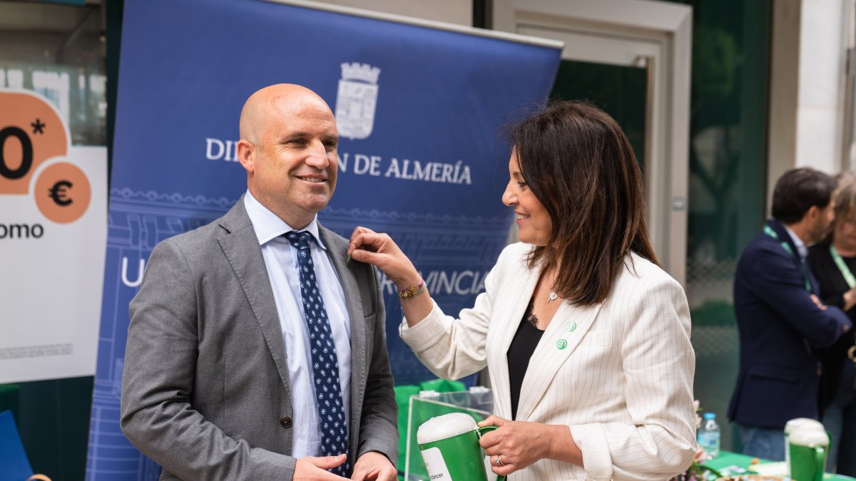 El presidente de la Diputación de Almería, José Antonio García Alcaina, junto a la presidenta de la AECC Almería, Magdalena Cantero, durante la cuestación anual de la asociación en la capital.