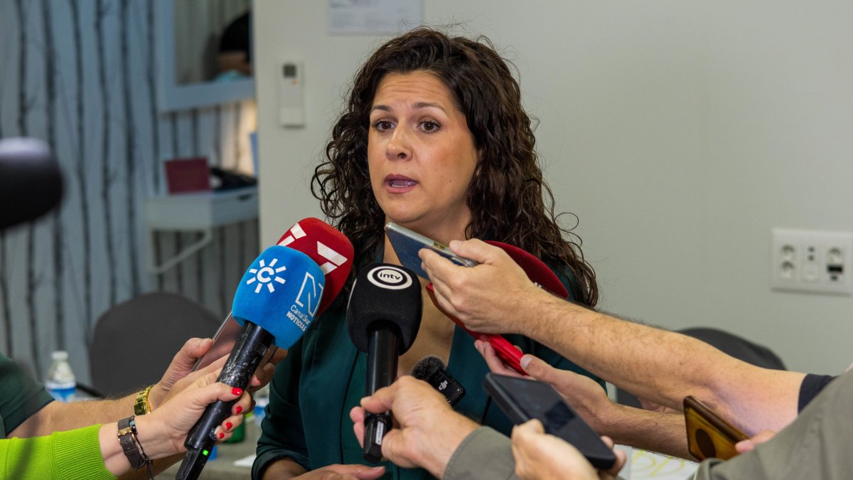 La cabeza de lista de Por Andalucía en Almería al Parlamento andaluz, María Jesús Amate, atiende a los medios antes del debate organizado por la Mesa en Defensa del Ferrocarril de Almería.