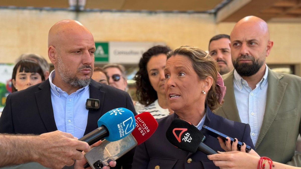 El candidato de Vox al Parlamento de Andalucía Rodrigo Alonso y la portavoz nacional de Vox en materia de Sanidad, María García Fuster, atienden a los medios a las puertas del Hospital Universitario Poniente de El Ejido (Almería).