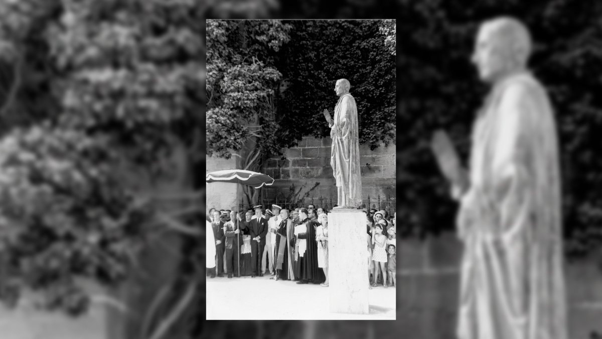 El 24 de agosto de 1964 la ciudad le rindió homenaje a Diego Ventaja levantando una estatua en la Plaza de la Catedral. En la foto, el alcalde Cuesta Moyano bajo sombrilla que  portaba un funcionario.
