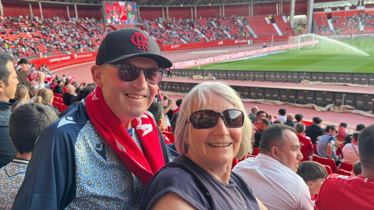 Alan y su mujer, Sara, en el estadio viendo un partido de la Unión Deportiva Almería por primera vez.