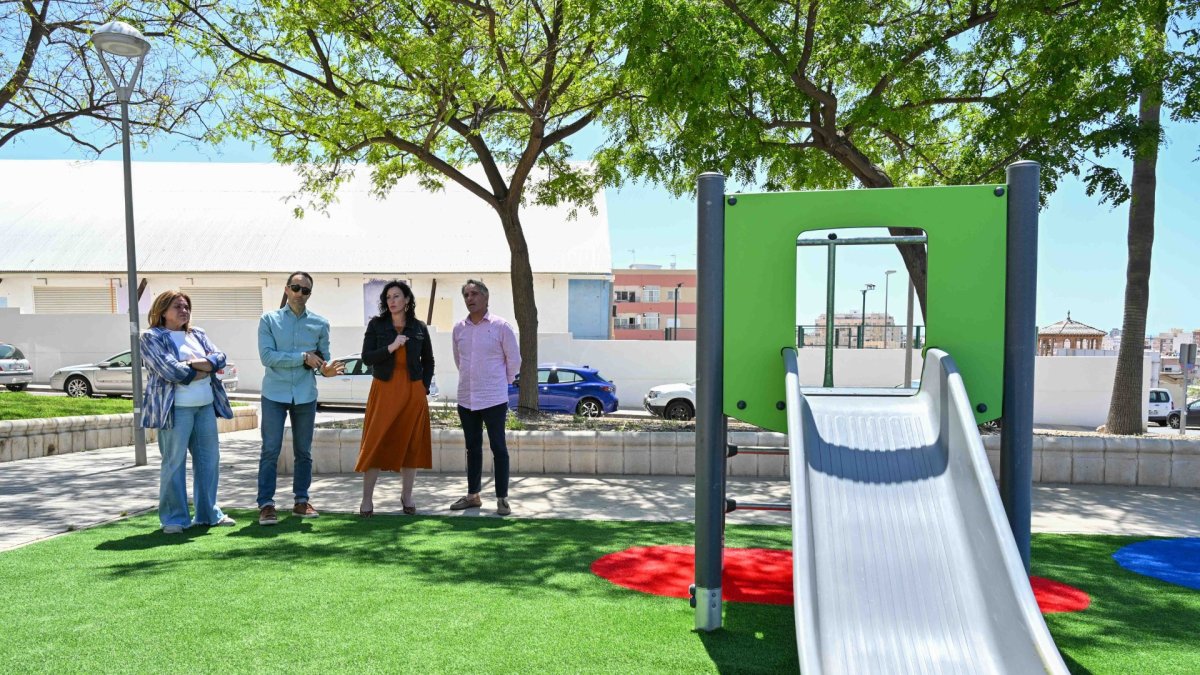 La alcaldesa visita las actuaciones realizadas en varios parques infantiles de la ciudad