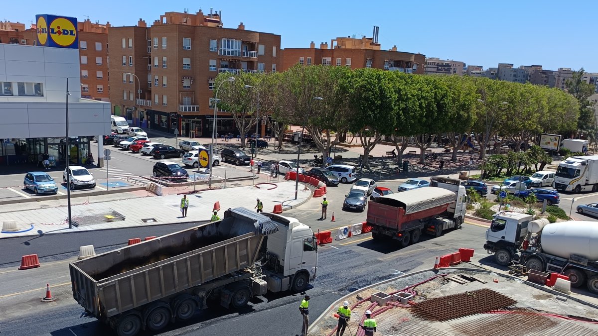 Caos circulatorio este miércoles en la rotonda de las calles Lentisco y Las Alpujarras con Avenida del Mediterráneo.